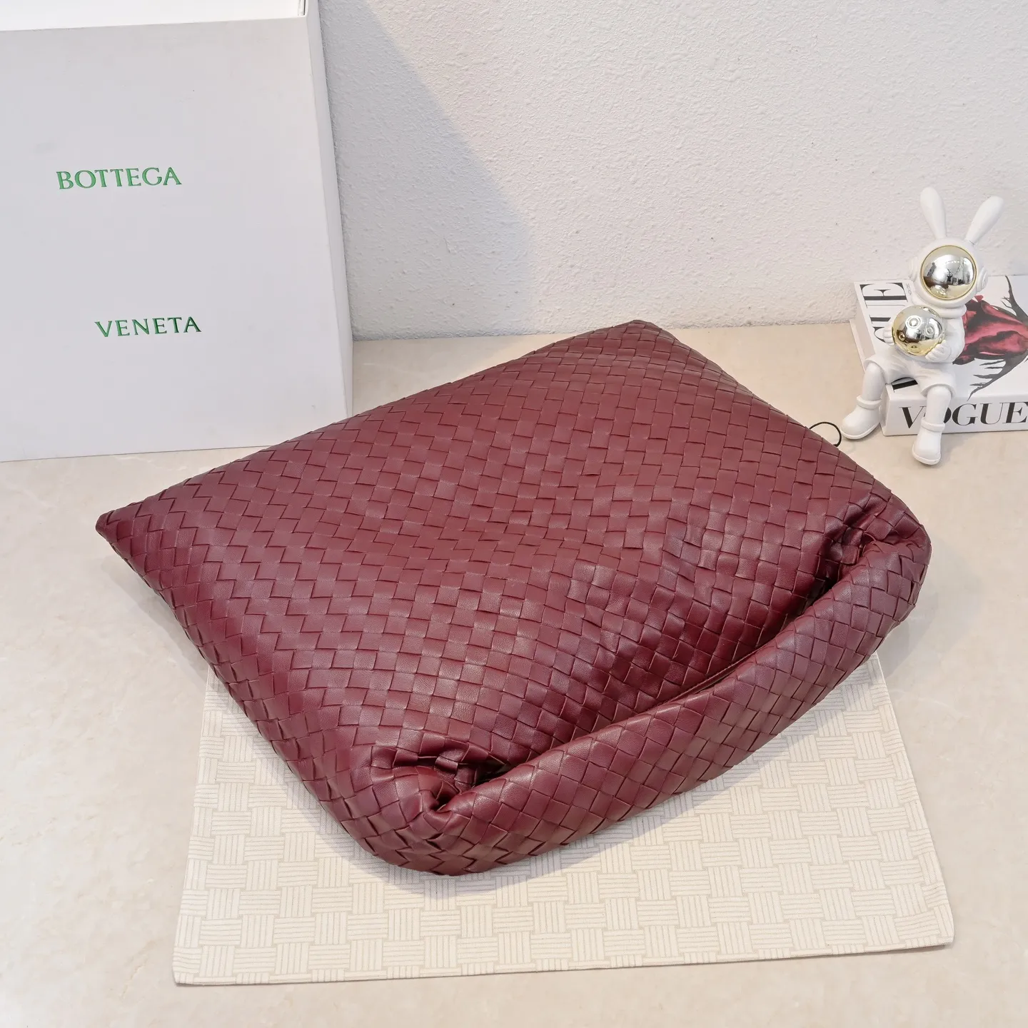 Batch 2160 #Bv Yangjin large size HOP cowhide, the bag body and handles are made of a whole piece of woven leather. The bag body is soft and lazy. Hop symbolizes the praise of innovation and eternal craftsmanship [love]. The pyramid silhouette combines practicality and fashion. Modern and casual, the bag mouth is double-sided closed design, more convenient and safe! Made of soft cowhide and full of texture, this is a must-have for fashionable ladies who like minimalism, comfort and casualness! Model: 3970 Dimensions: 54x24x13